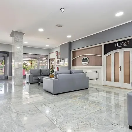 Charming Corner Apartment *